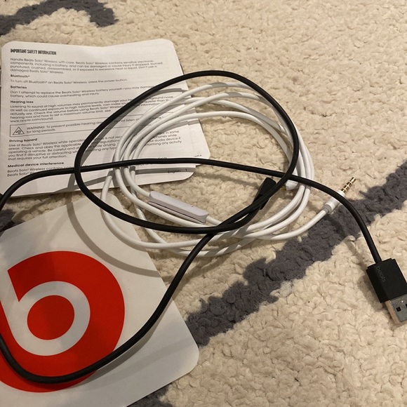 BEATS SOLO 3 WIRELESS HEADPHONES NEVER USED - Picture 9 of 12